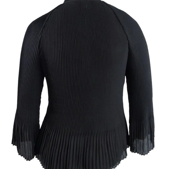 DKNY Black Pleated Tie Front Blouse

#1091 - Picture 2 of 9